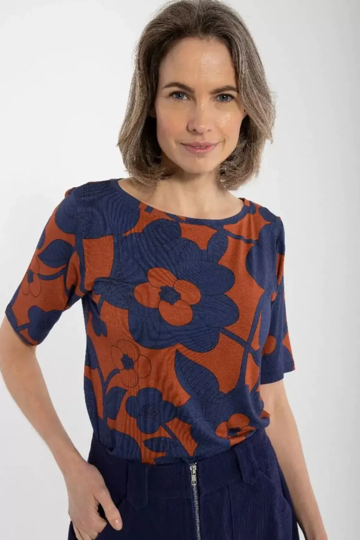 Danefæ T-Shirts>Daneboat Neck Viscose Tee Deep Marine/Rust Bloom Boom