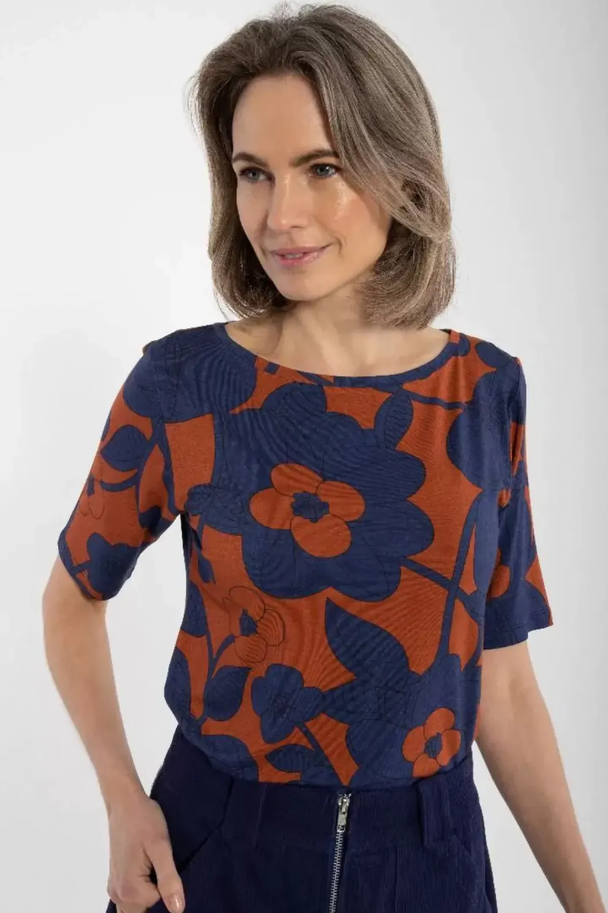 Danefæ T-Shirts>Daneboat Neck Viscose Tee Deep Marine/Rust Bloom Boom