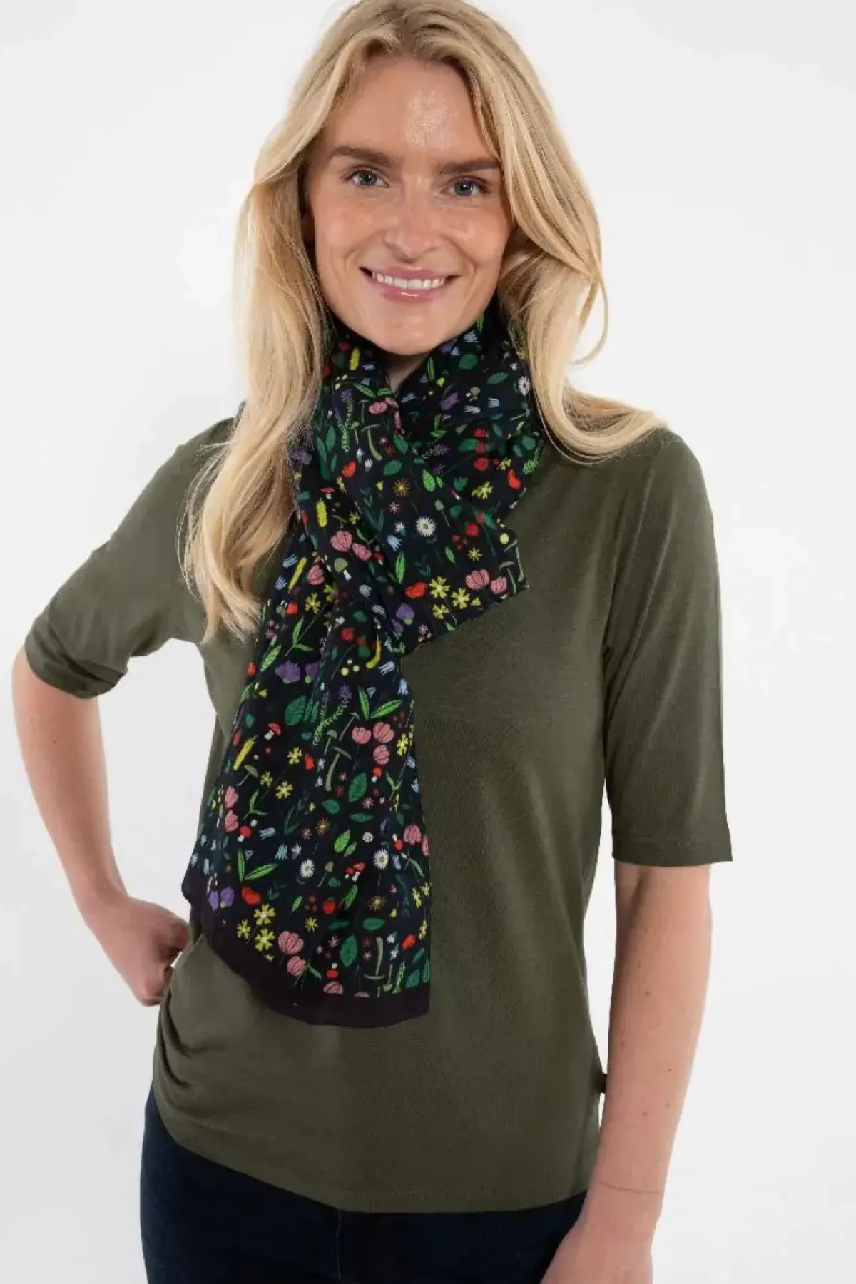 Danefæ Schals>Danenordby Scarf Dk Navy Botanical