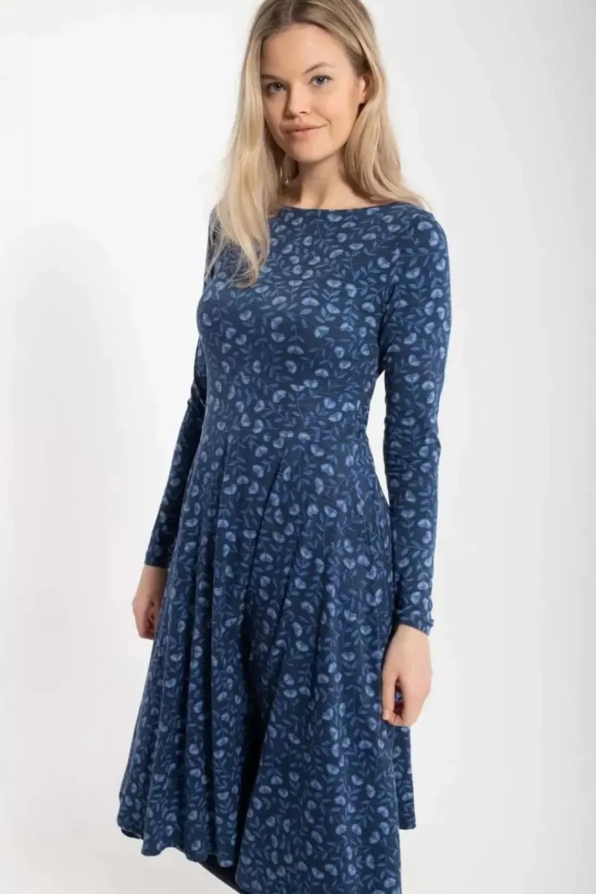 Danefæ Kleider>Organic - Danesigrid Viscose Dress Marine/Cold Blue Fleurie